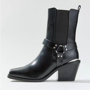 Size : 9. NWT UO Lola Square-Toe Harness Boots
